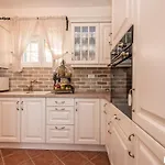 Mek Villa