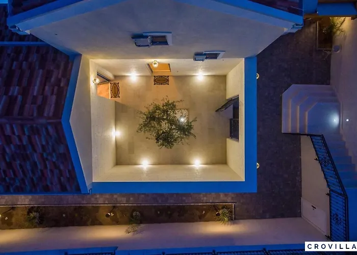 Mek Villa *